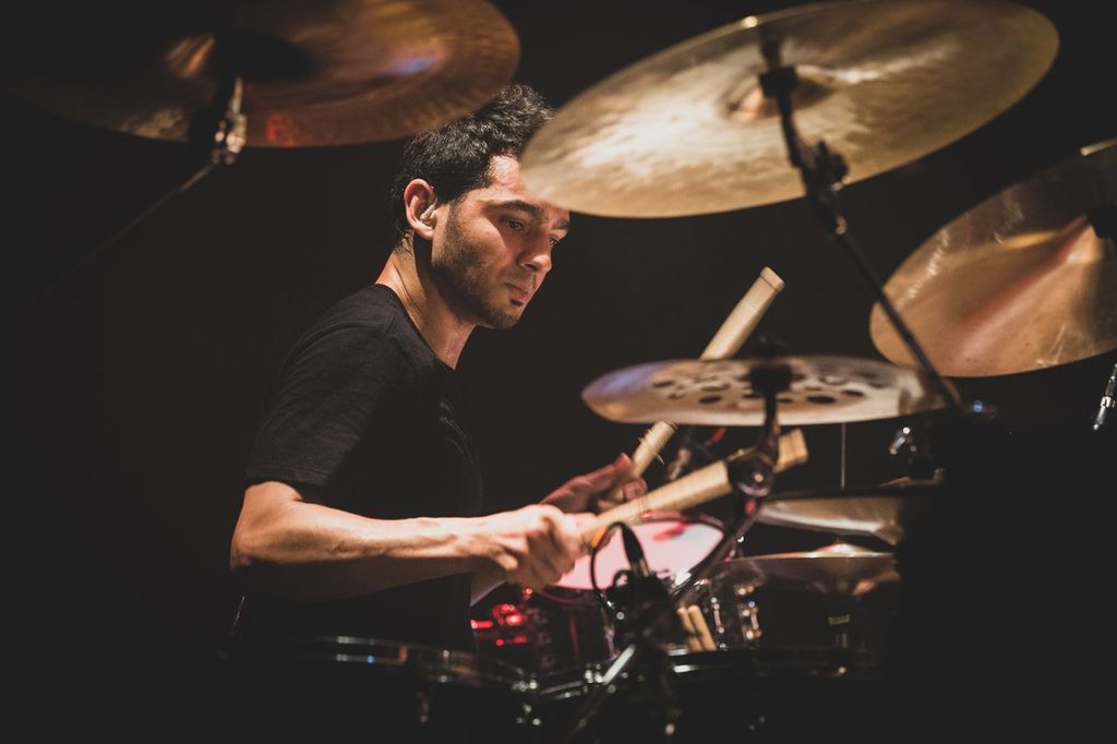 Bruno Valverde tocando bateria